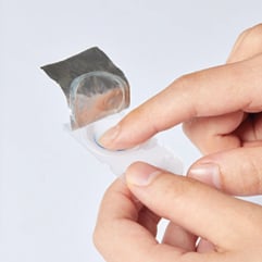 用食指從隱形眼鏡包裝取出隱形眼鏡