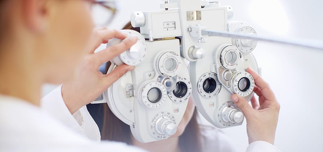 一位視光師為一位女士進行視力檢查